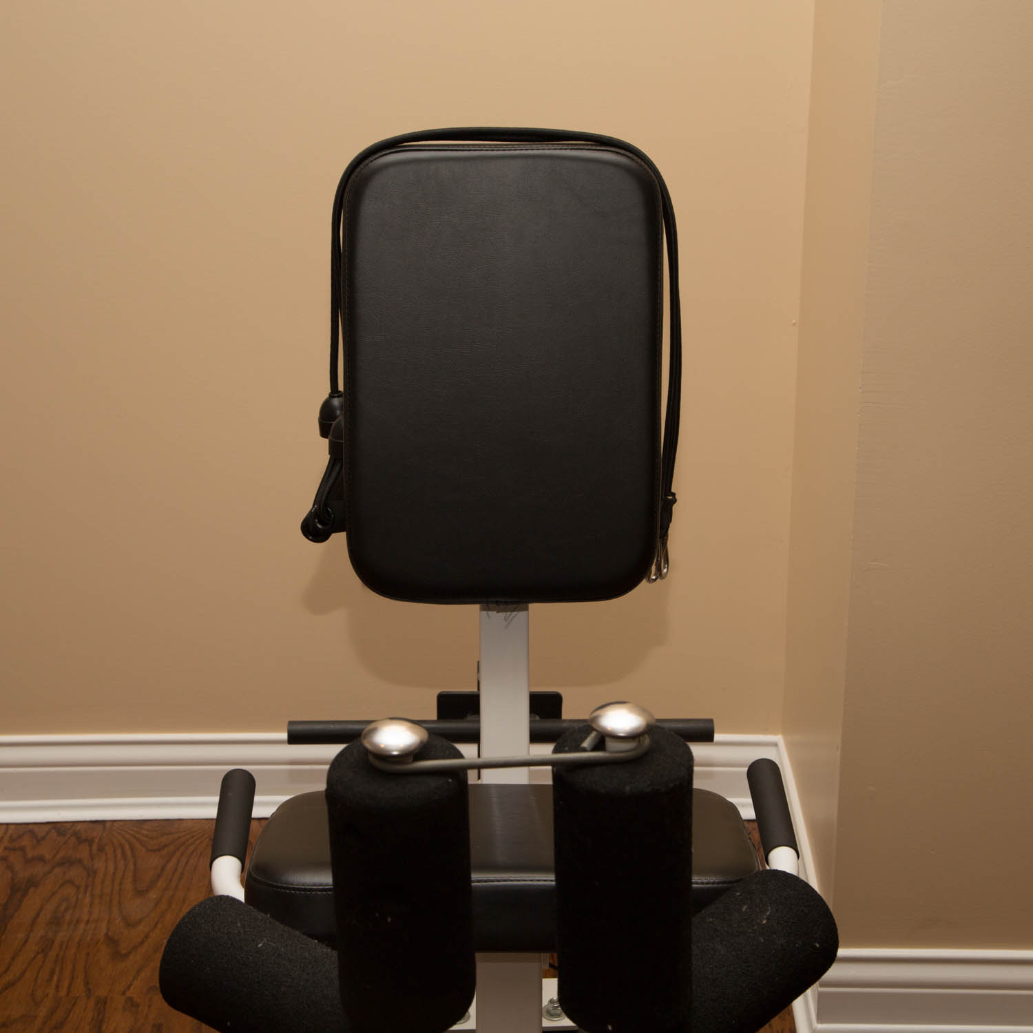 Parabody Serious Steel Thigh Machine EBTH